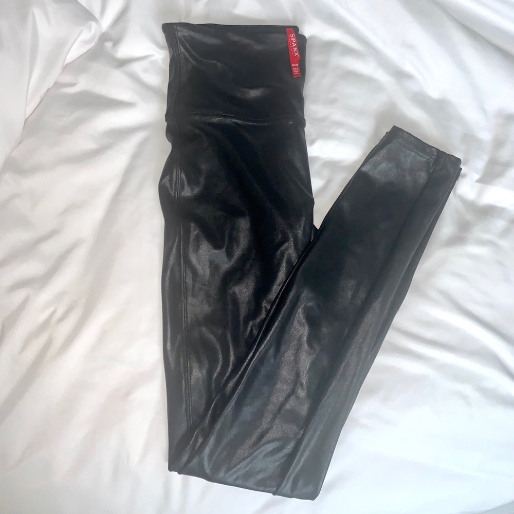 Spanx faux leather leggings in black size medium